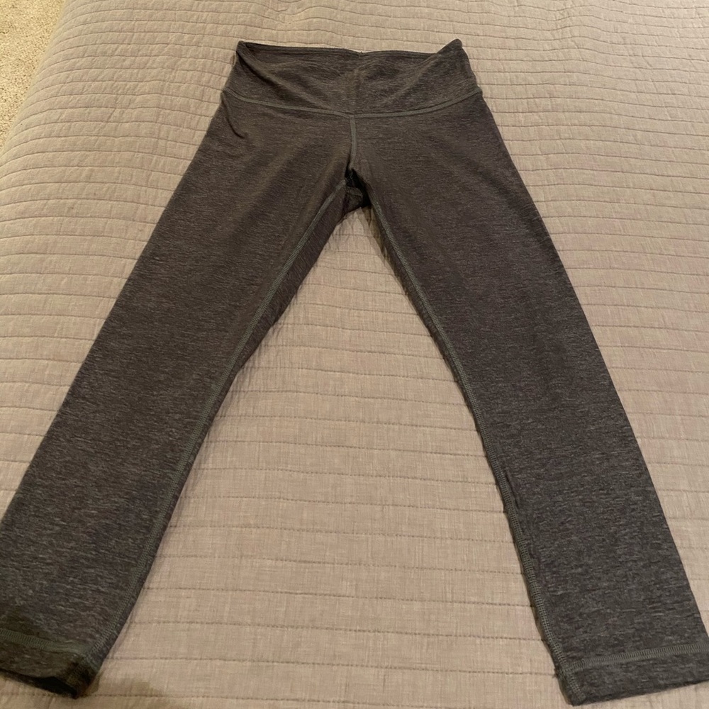 Lululemon grey wunder under crops sz 4